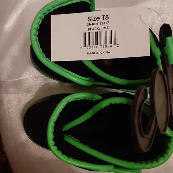 Sz T8 Lily of New York Toddler Snow Boots Black with Green soles and trim - Picture 6 of 6